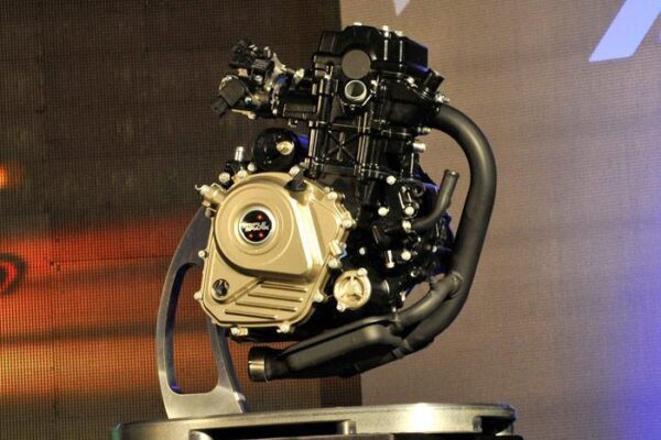 بررسی کامل موتورسیکلت NS200؛ مشخصات فنی، انجین، سرعت، شتاب و تجربه سواری